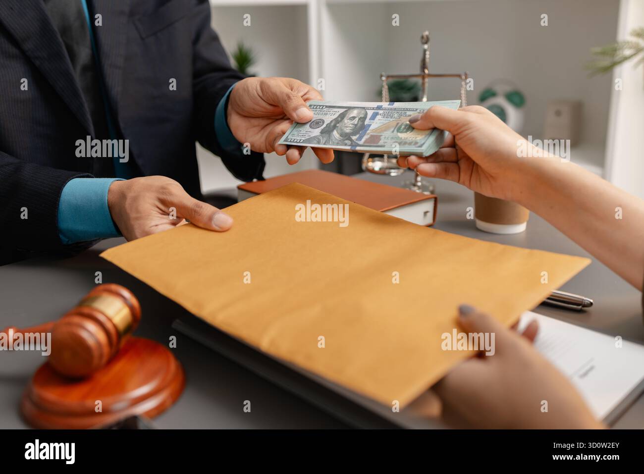 Ein Kunde übergibt einem Anwalt einen Stapel Bargeld, der einen braunen Umschlag auf dem Schreibtisch hält, der Bestechung, Korruption und unethische finanzielle Geschäfte symbolisiert Stockfoto