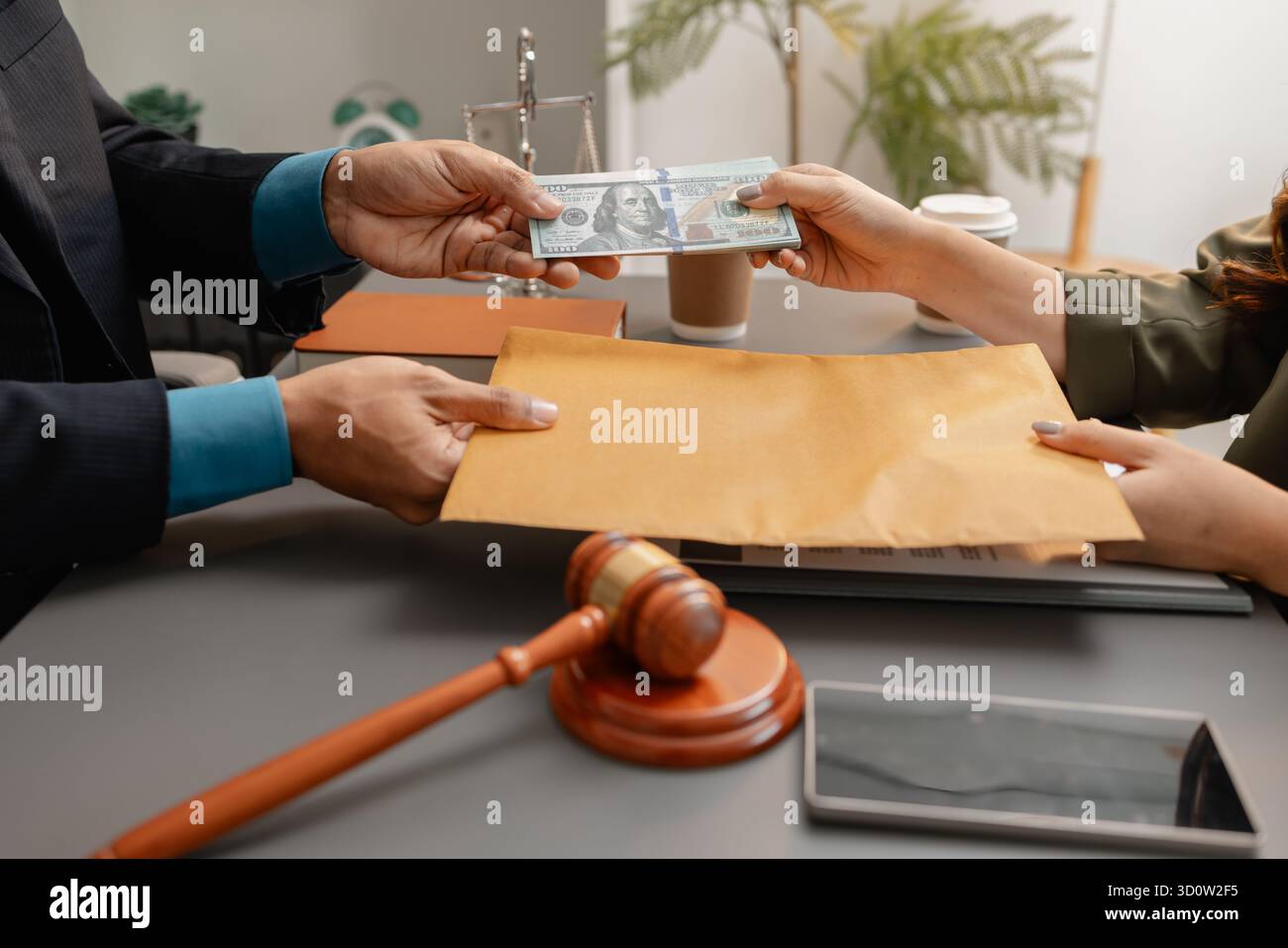 Ein Kunde übergibt einem Anwalt einen Stapel Bargeld, der einen braunen Umschlag auf dem Schreibtisch hält, der Bestechung, Korruption und unethische finanzielle Geschäfte symbolisiert Stockfoto