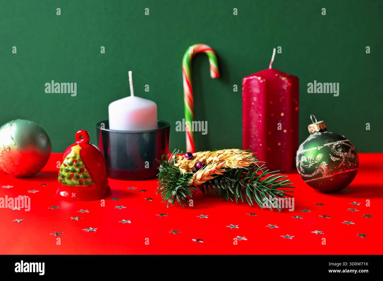 Weihnachtsschmuck auf rotem und grünem Hintergrund Stockfoto
