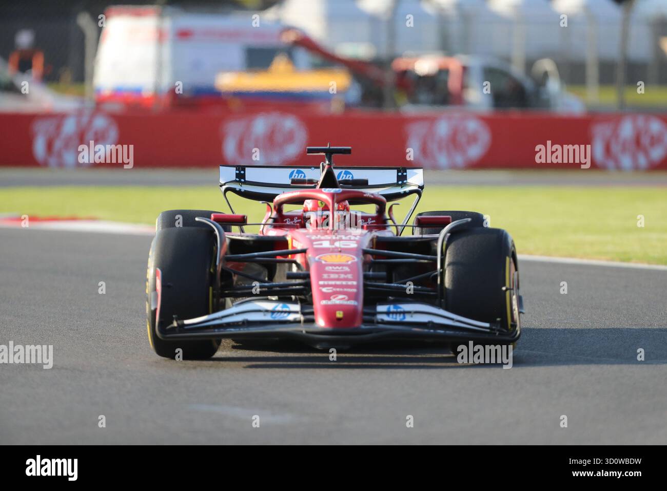 Mexiko-Stadt, Mexiko. Oktober 2025. Ferraris monegassischer Fahrer Charles Leclerc tritt am 24. Oktober 2025 beim Grand Prix von Mexiko-Stadt 2025 auf dem Hermanos Rodriguez Circuit in Mexiko-Stadt an. Quelle: Li Mengxin/Xinhua/Alamy Live News Stockfoto