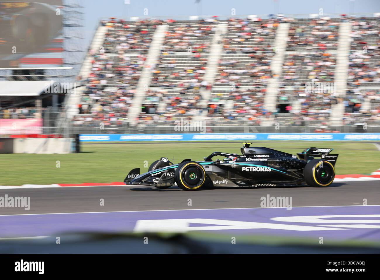 Mexiko-Stadt, Mexiko. Oktober 2025. Der italienische Mercedes-Fahrer Kimi Antonelli tritt am 24. Oktober 2025 beim Grand Prix von Mexiko-Stadt 2025 auf dem Hermanos Rodriguez Circuit in Mexiko-Stadt an. Quelle: Li Mengxin/Xinhua/Alamy Live News Stockfoto