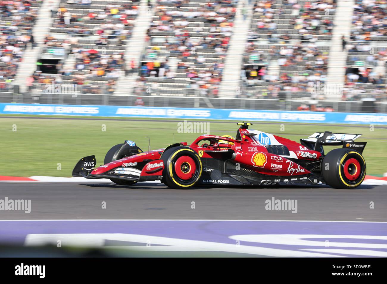 Mexiko-Stadt, Mexiko. Oktober 2025. Ferraris britischer Fahrer Lewis Hamilton tritt beim Training des Formel-1-Grand Prix von Mexiko-Stadt 2025 auf dem Hermanos Rodriguez Circuit in Mexiko-Stadt am 24. Oktober 2025 an. Quelle: Li Mengxin/Xinhua/Alamy Live News Stockfoto