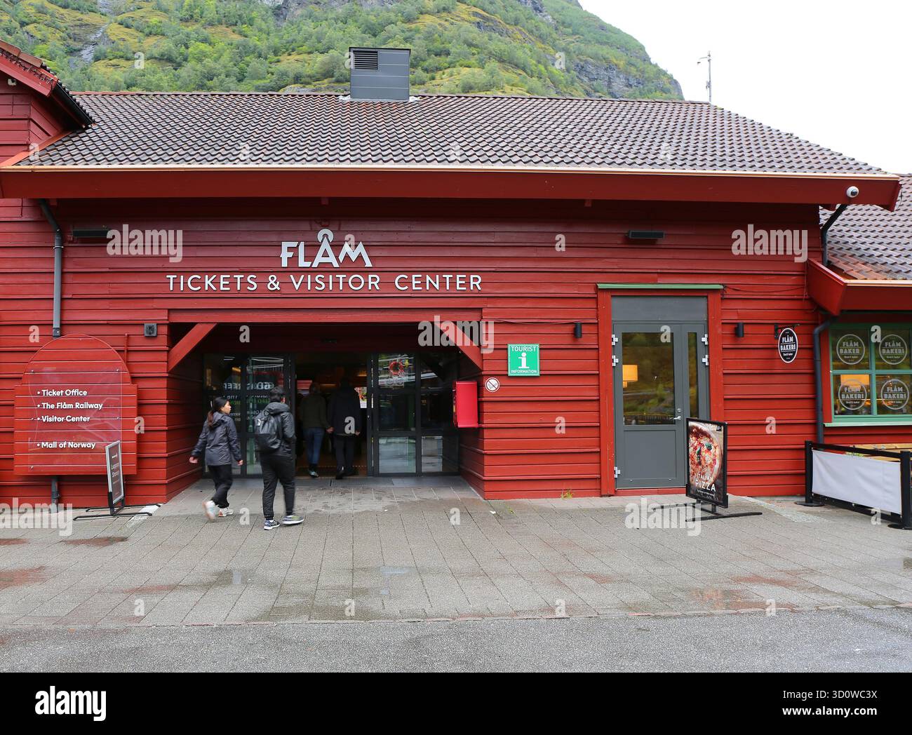 FLAM, Norwegen-16. September 2025: Unbekannte Touristen, die das Flam Visitor Center besuchen, um Essen, Tickets und Souvenirs zu kaufen Stockfoto