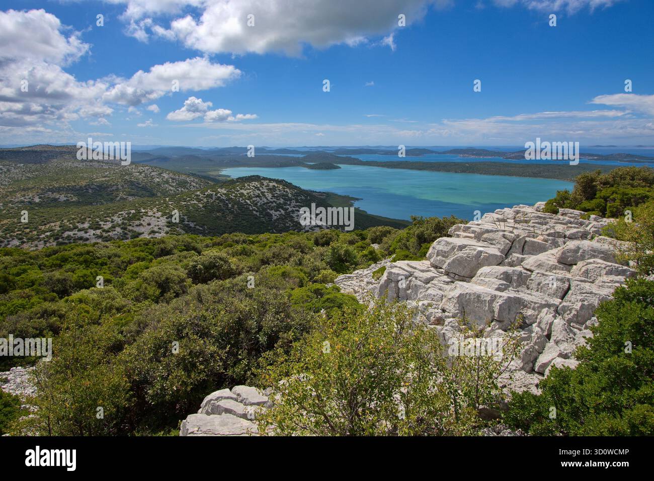 Kamenjak Hügel - Blick auf den Vrana See (Vransko jezero), Radašinovci, Zadar, Kroatien Stockfoto