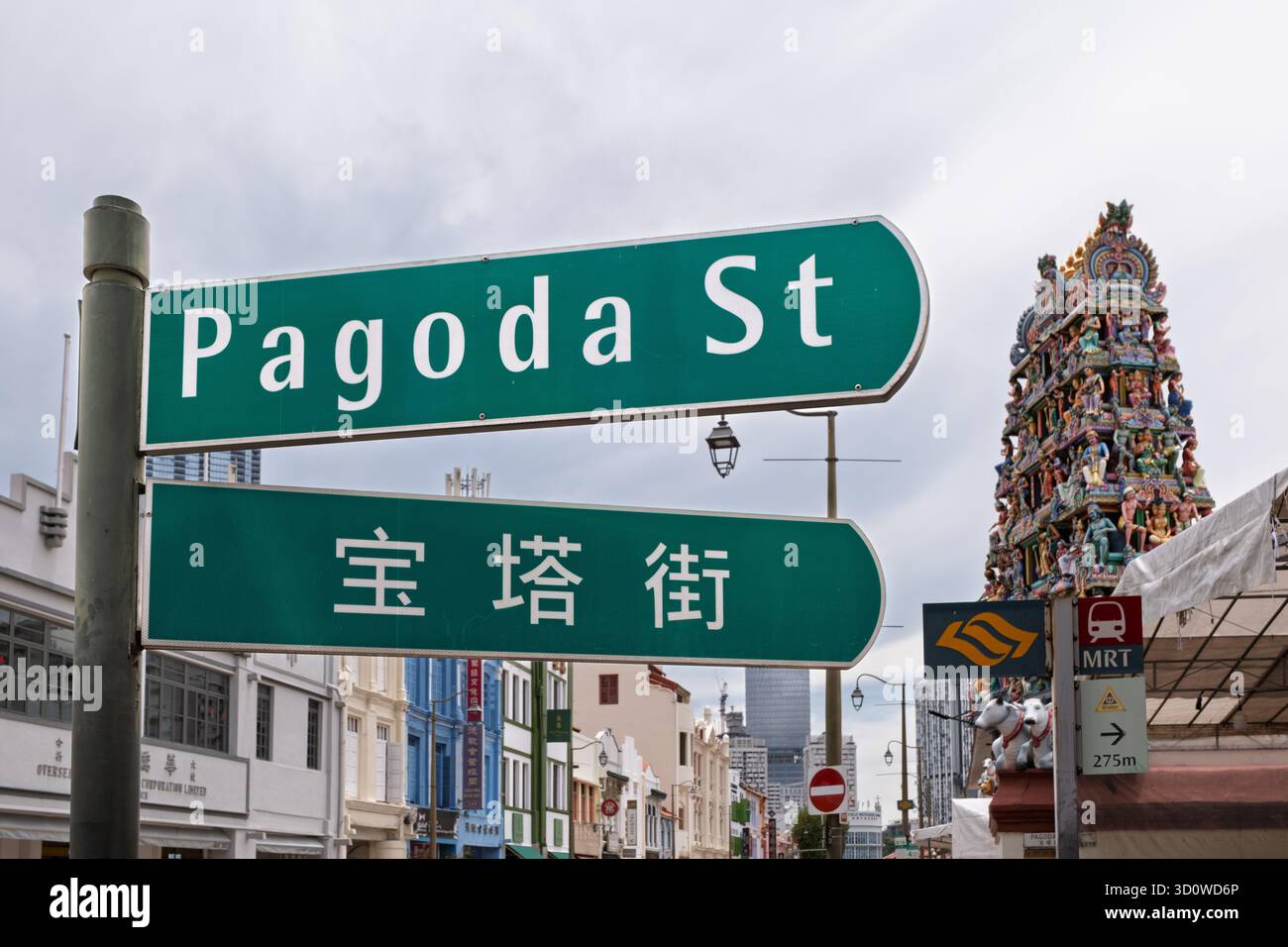 Das Schild Pagoda Street weist auf farbenfrohe Gebäude in Chinatown hin, die einzigartige Architektur und komplizierte Details bieten, mit einem bewölkten Himmel darüber. Stockfoto