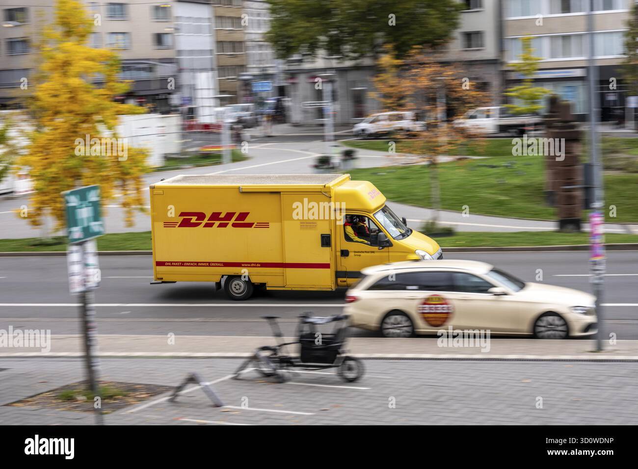 DHL Fahrzeug fährt mit Taxis, am Bahnhof Düsseldorf-Bilk, Taxistand, Nordrhein-Westfalen Stockfoto