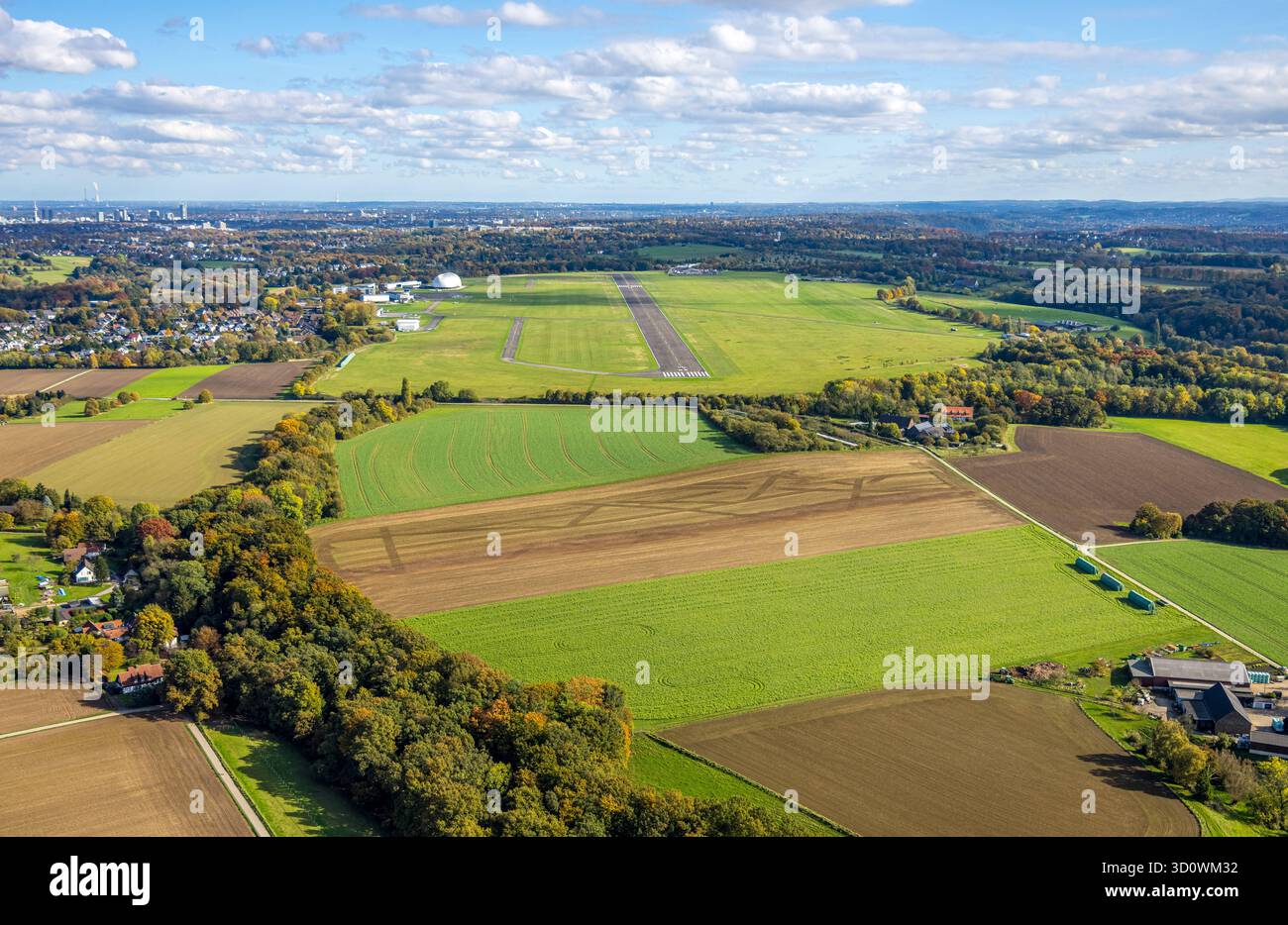 Luftbild, Flugplatz Essen/Mülheim, Startbahn und Landebahn mit Zeppelinhalle Luftschiffhangar Mülheim, blauer Himmel mit Wolken, Holthausen - Südost, Mülheim an der Ruhr, Ruhrgebiet, Nordrhein-Westfalen, Deutschland ACHTUNGxMINDESTHONORARx60xEURO *** Stockfoto