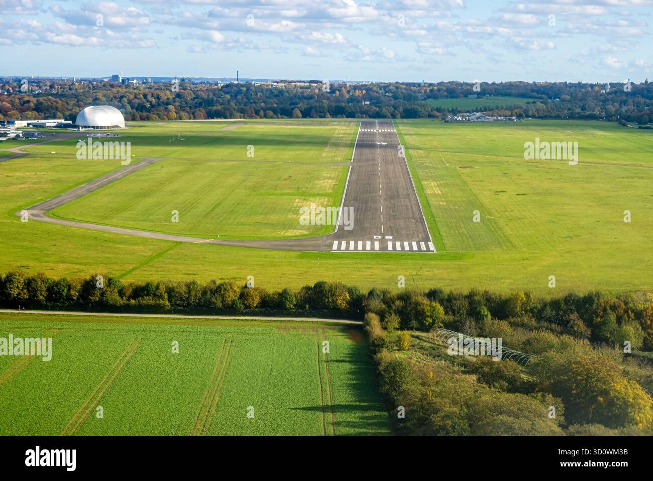 Luftbild, Flugplatz Essen/Mülheim, Startbahn und Landebahn mit Zeppelinhalle Luftschiffhangar Mülheim, blauer Himmel mit Wolken, Holthausen - Südost, Mülheim an der Ruhr, Ruhrgebiet, Nordrhein-Westfalen, Deutschland ACHTUNGxMINDESTHONORARx60xEURO *** Stockfoto