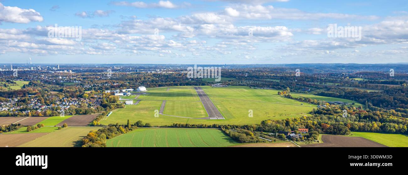 Luftbild, Flugplatz Essen/Mülheim, Startbahn und Landebahn mit Zeppelinhalle Luftschiffhangar Mülheim, blauer Himmel mit Wolken, Holthausen - Südost, Mülheim an der Ruhr, Ruhrgebiet, Nordrhein-Westfalen, Deutschland ACHTUNGxMINDESTHONORARx60xEURO *** Stockfoto
