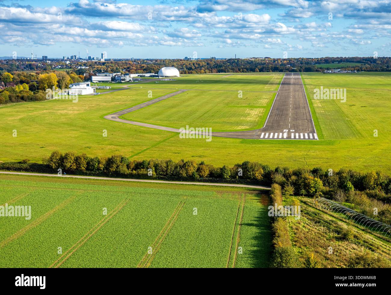 Luftbild, Flugplatz Essen/Mülheim, Startbahn und Landebahn mit Zeppelinhalle Luftschiffhangar Mülheim, blauer Himmel mit Wolken, Holthausen - Südost, Mülheim an der Ruhr, Ruhrgebiet, Nordrhein-Westfalen, Deutschland ACHTUNGxMINDESTHONORARx60xEURO *** Stockfoto