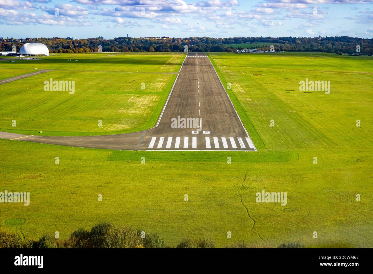 Luftbild, Flugplatz Essen/Mülheim, Startbahn und Landebahn mit Zeppelinhalle Luftschiffhangar Mülheim, blauer Himmel mit Wolken, Holthausen - Südost, Mülheim an der Ruhr, Ruhrgebiet, Nordrhein-Westfalen, Deutschland ACHTUNGxMINDESTHONORARx60xEURO *** Stockfoto