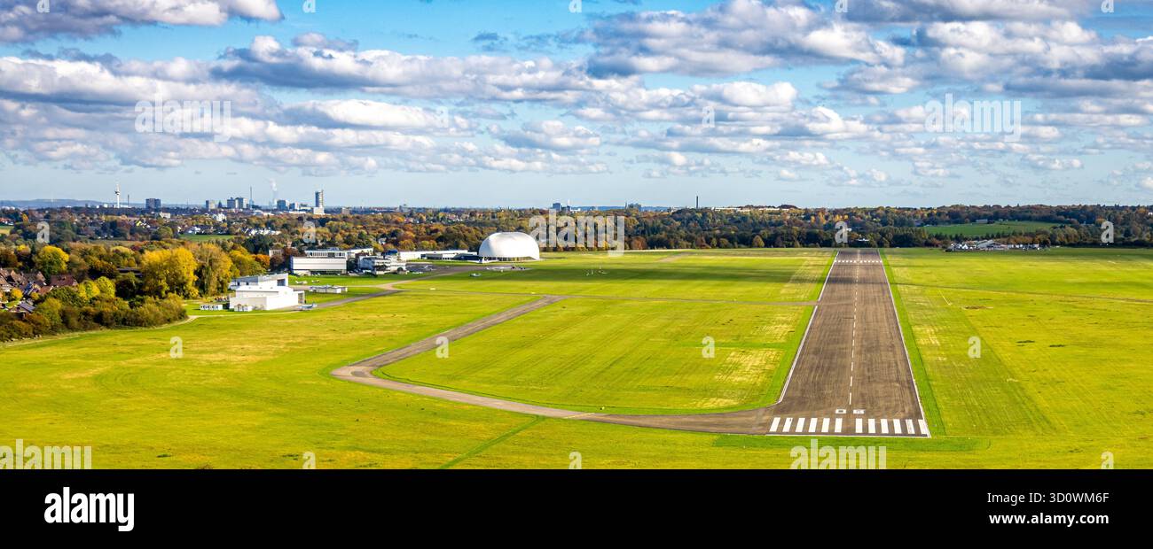 Luftbild, Flugplatz Essen/Mülheim, Startbahn und Landebahn mit Zeppelinhalle Luftschiffhangar Mülheim, blauer Himmel mit Wolken, Holthausen - Südost, Mülheim an der Ruhr, Ruhrgebiet, Nordrhein-Westfalen, Deutschland ACHTUNGxMINDESTHONORARx60xEURO *** Stockfoto