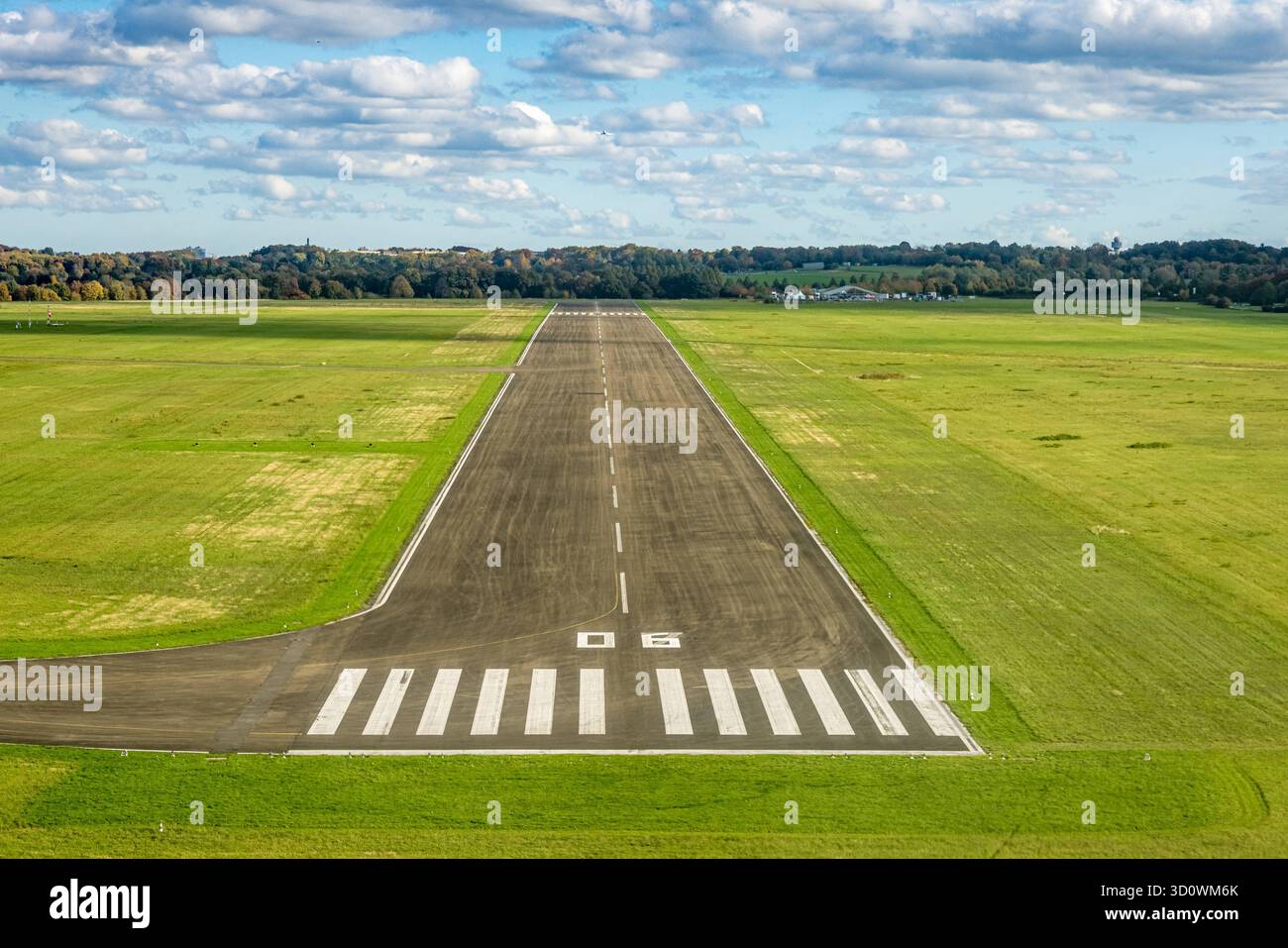 Luftbild, Flugplatz Essen/Mülheim, Startbahn und Landebahn, blauer Himmel mit Wolken, Holthausen - Südost, Mülheim an der Ruhr, Ruhrgebiet, Nordrhein-Westfalen, Deutschland ACHTUNGxMINDESTHONORARx60xEURO *** Luftansicht, Flughafen Essen Mülheim, Landebahn und Landebahn, blauer Himmel mit Wolken, Holthausen Südosten, Mülheim an der Ruhr, Mülheim, Nordrhein-Westrhein-Westfährgebiet, Ruhrgebiet, Ruhrgebiet, Ruhrgebiet, Ruhrgebiet Stockfoto
