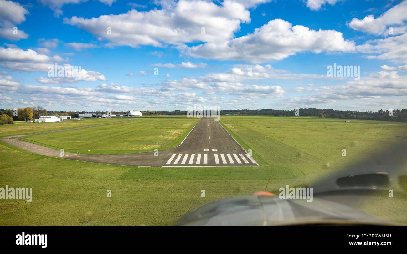 Luftbild, Flugplatz Essen/Mülheim, Startbahn und Landebahn mit Zeppelinhalle Luftschiffhangar Mülheim, blauer Himmel mit Wolken, Holthausen - Südost, Mülheim an der Ruhr, Ruhrgebiet, Nordrhein-Westfalen, Deutschland ACHTUNGxMINDESTHONORARx60xEURO *** Stockfoto