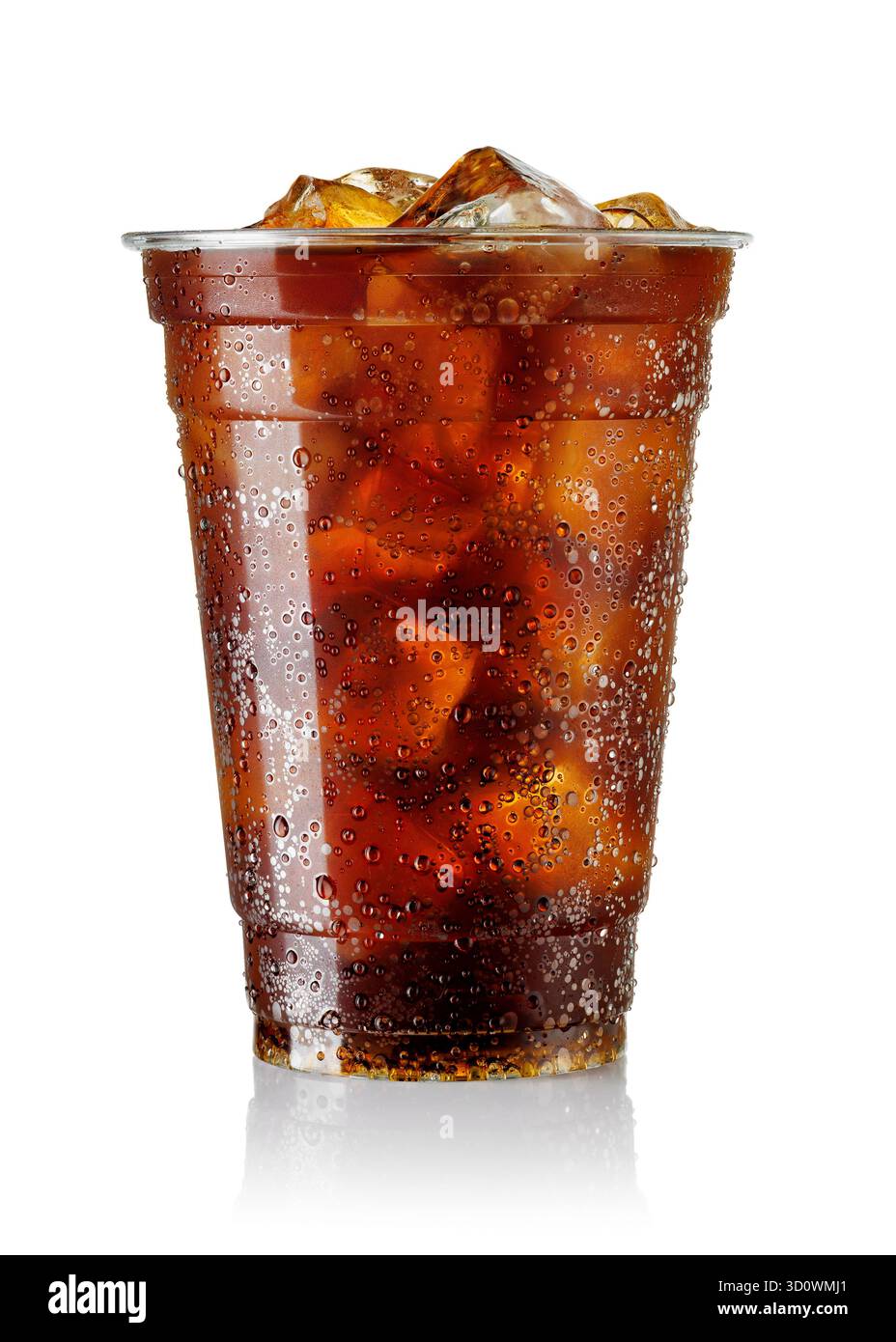 Eiscola in beschlagenem Einweg-Plastikbecher isoliert auf weißem Hintergrund Stockfoto