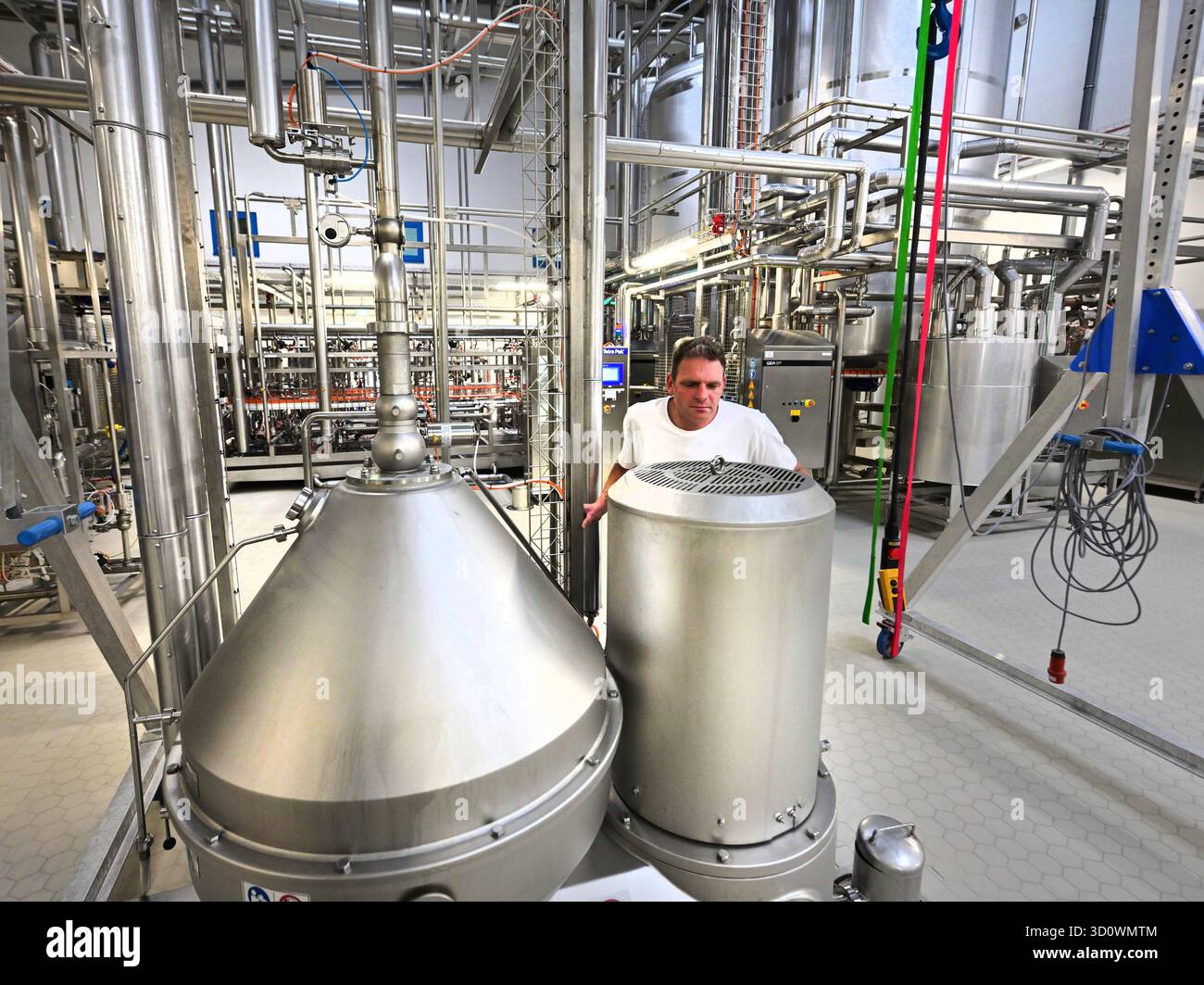 Neue Abfülllinie bei Vogtlandmilch Plauen Investition in Qualität und Zukunft Anlagenbediener Michael Ulrich von der Vogtlandmilch Plauen an der neuen hochautomatisierten Abfülllinie, die künftig Milchprodukte noch effizient und ressourcenschonender verpackt. Mit der Erweiterung ihres Betriebs setzt die Vogtlandmilch GmbH ein starkes Zeichen für regionale Wertschöpfung und moderne Lebensmittelproduktion. Herzstück der geplanten Investition von rund 46 Mio. Euro, ist die neue Anlage. Sie ermöglicht eine flexible Verarbeitung unterschiedlicher Verpackungsformate und stärkt die Wettbewerbsfähigk Stockfoto