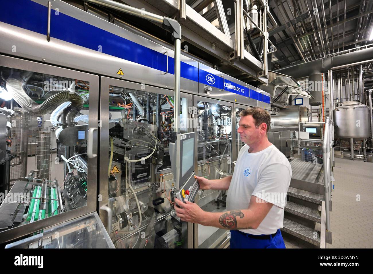 Neue Abfülllinie bei Vogtlandmilch Plauen Investition in Qualität und Zukunft Anlagenbediener Michael Ulrich von der Vogtlandmilch Plauen an der neuen hochautomatisierten Abfülllinie, die künftig Milchprodukte noch effizient und ressourcenschonender verpackt. Mit der Erweiterung ihres Betriebs setzt die Vogtlandmilch GmbH ein starkes Zeichen für regionale Wertschöpfung und moderne Lebensmittelproduktion. Herzstück der geplanten Investition von rund 46 Mio. Euro, ist die neue Anlage. Sie ermöglicht eine flexible Verarbeitung unterschiedlicher Verpackungsformate und stärkt die Wettbewerbsfähigk Stockfoto