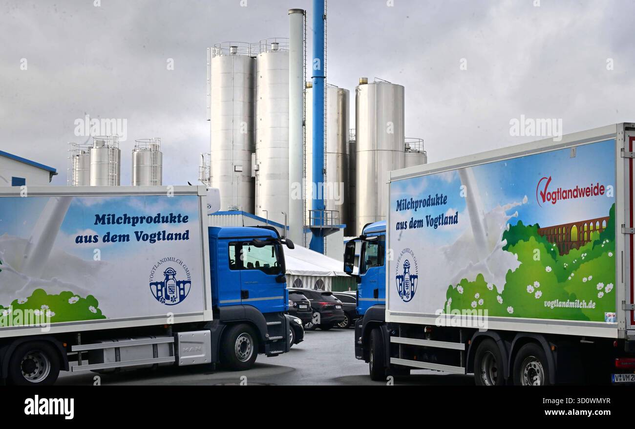 Neue Abfülllinie bei Vogtlandmilch Plauen Investition in Qualität und Zukunft eine neue hochautomatisierte Abfülllinie bei Vogtlandmilch Plauen, die künftig Milchprodukte noch effizient und ressourcenschonender verpackt wurde am Freitag24.10.25 offiziell übergeben. Mit der Erweiterung ihres Betriebs setzt die Vogtlandmilch GmbH ein starkes Zeichen für regionale Wertschöpfung und moderne Lebensmittelproduktion. Herzstück der geplanten Investition von rund 46 Mio. Euro, ist die neue Anlage. Sie ermöglicht eine flexible Verarbeitung unterschiedlicher Verpackungsformate und stärkt die Konkurrenz Stockfoto