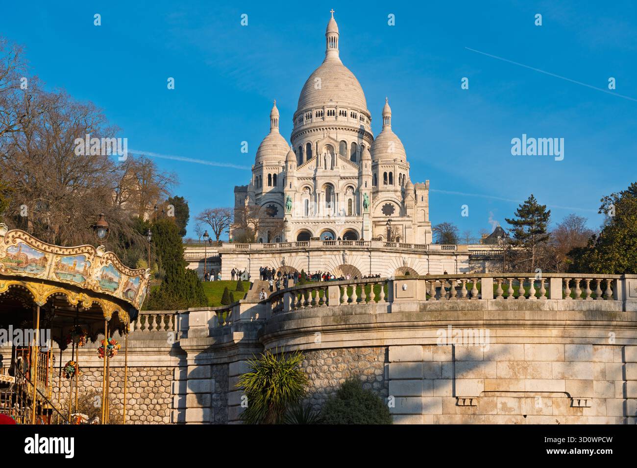 Sacré-Cœur, Montmartre, Paris, Basilika, religiöse Architektur, weißer Marmor, Kuppeln, Wallfahrtsort, Aussichtspunkt, historisches Wahrzeichen, blauer Himmel, Französisch Stockfoto