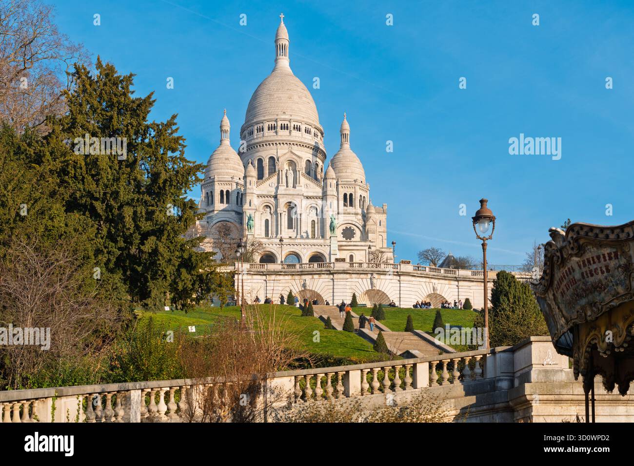 Sacré-Cœur, Montmartre, Paris, Basilika, religiöse Architektur, weißer Marmor, Kuppeln, Wallfahrtsort, Aussichtspunkt, historisches Wahrzeichen, blauer Himmel, Französisch Stockfoto