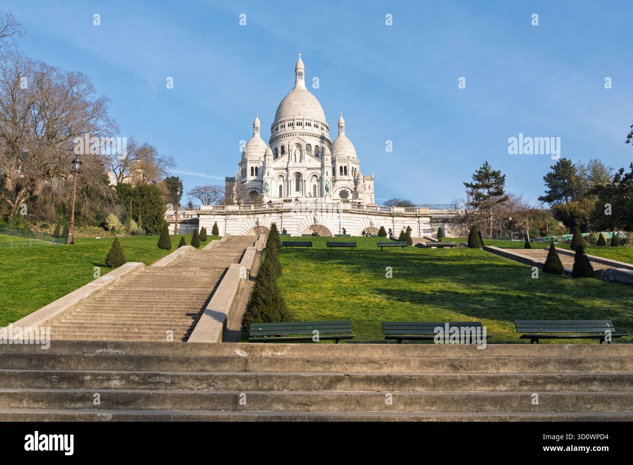 Sacré-Cœur, Montmartre, Paris, Basilika, religiöse Architektur, weißer Marmor, Kuppeln, Wallfahrtsort, Aussichtspunkt, historisches Wahrzeichen, blauer Himmel, Französisch Stockfoto