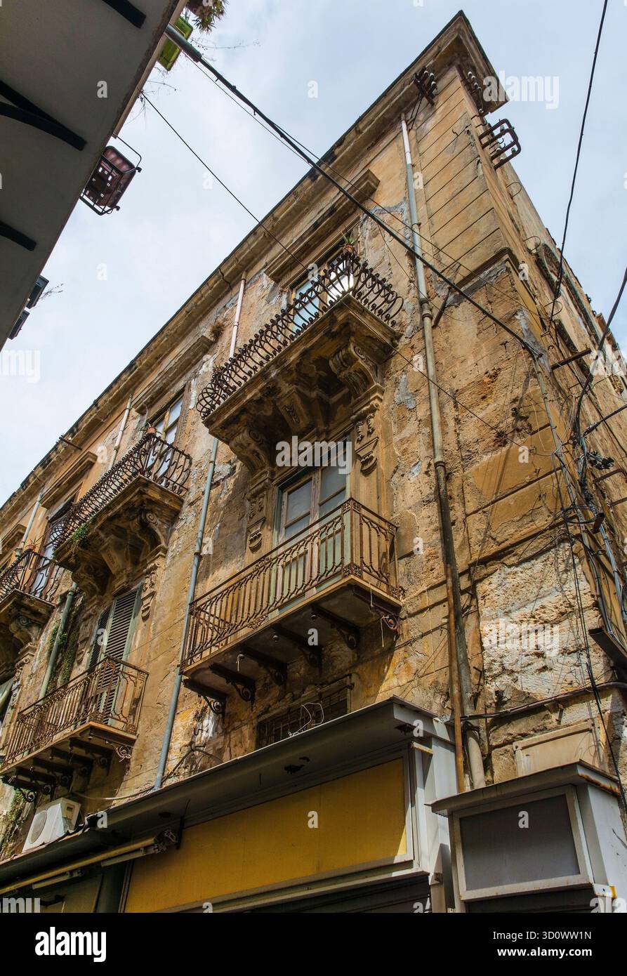 Verwitterte Gebäude im Kalsa-Viertel von Palermo, Sizilien, Italien. Die Gebäude dieser Gegend strahlen einen unverfälschten authentischen Charme aus, der Jahrhunderte widerspiegelt Stockfoto