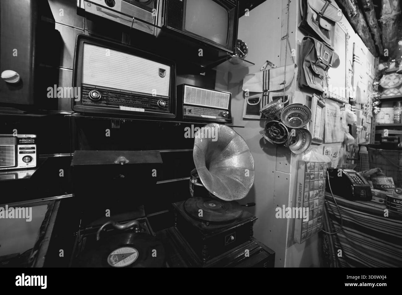 Al Baha, Saudi-Arabien - 10. Juni 2022: Altes traditionelles Kunsthandwerk im Inneren des alten arabischen Lehmhauses - Al Malad Heritage Museum Stockfoto