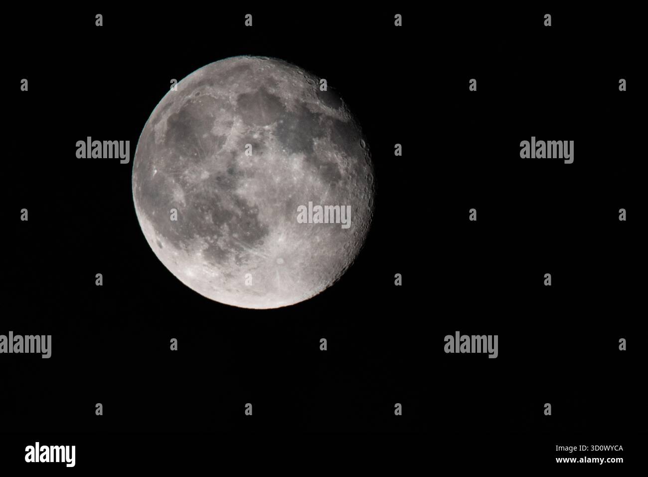 Detaillierte Nahaufnahme des abnehmenden Gibbous Mondes, aufgenommen kurz nach der vollen Phase, zeigt Krater und Oberflächenstruktur. Stockfoto