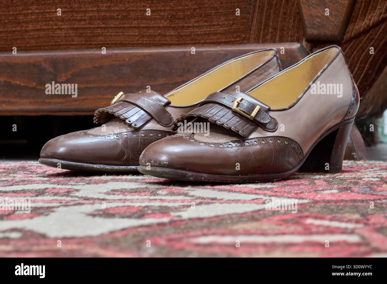 Klassische Vintage Damenschuhe auf dem Boden Stockfoto