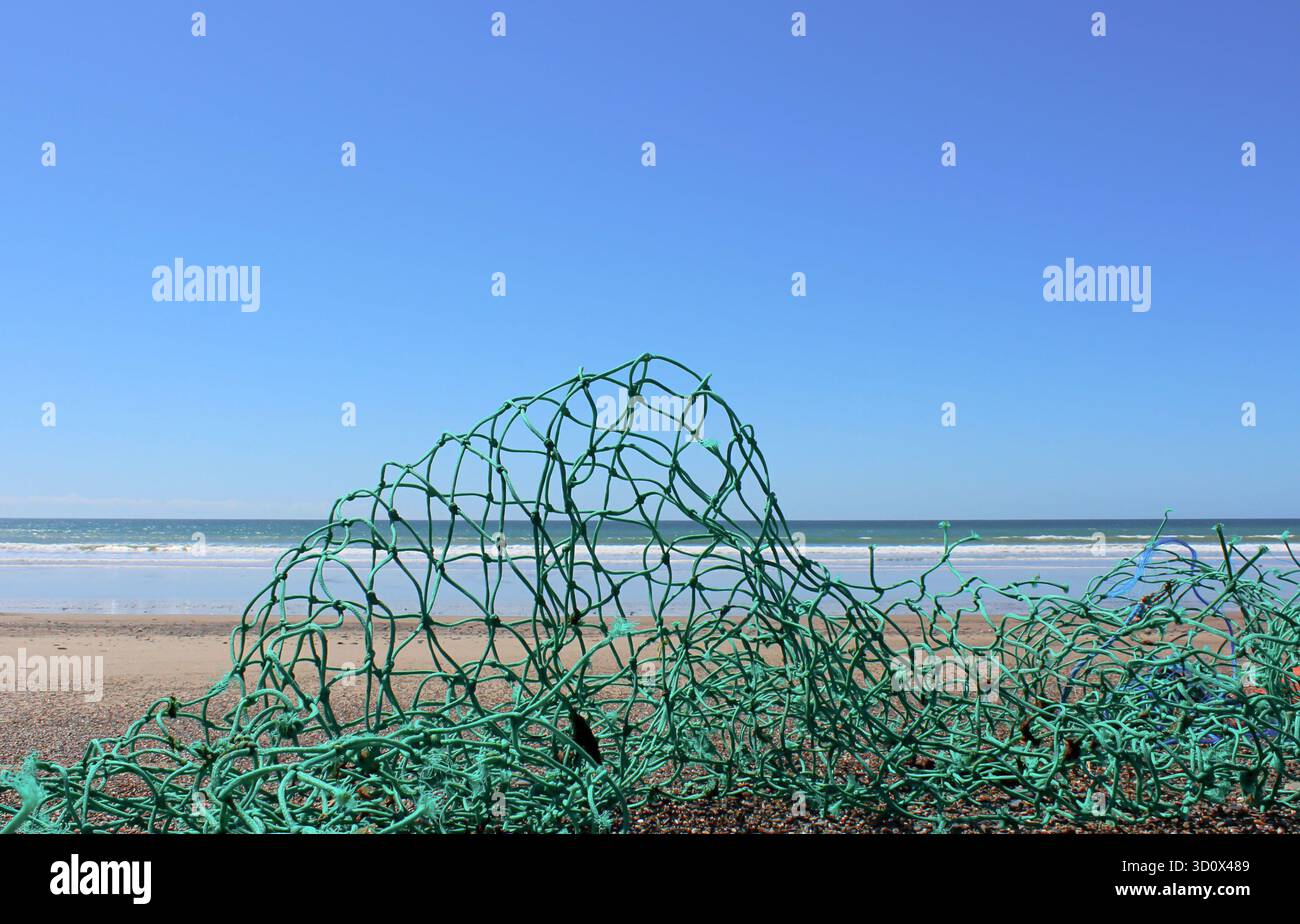 fisherman hat das Fischernetz am Strand weggeworfen Stockfoto