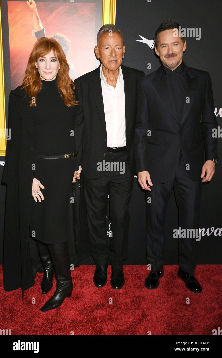 Patti Scialfa, Bruce Springsteen und Scott Cooper bei der Festivaleröffnung mit der Premiere des Kinofilms Springsteen: Delive me from Nowhere auf dem 39. AFI fest 2025 im TCL Chinese Theatre. Los Angeles, 22.10.2025 *** Patti Scialfa, Bruce Springsteen und Scott Cooper bei der Festivaleröffnung mit der Premiere des Spielfilms Springsteen Delive me from Nirgendwo beim AFI fest 39 2025 im TCL Chinese Theatre Los Angeles, 22 10 2025 Foto:XJ.xMayerx/xFuturexImagex springsteen la 5235 Stockfoto