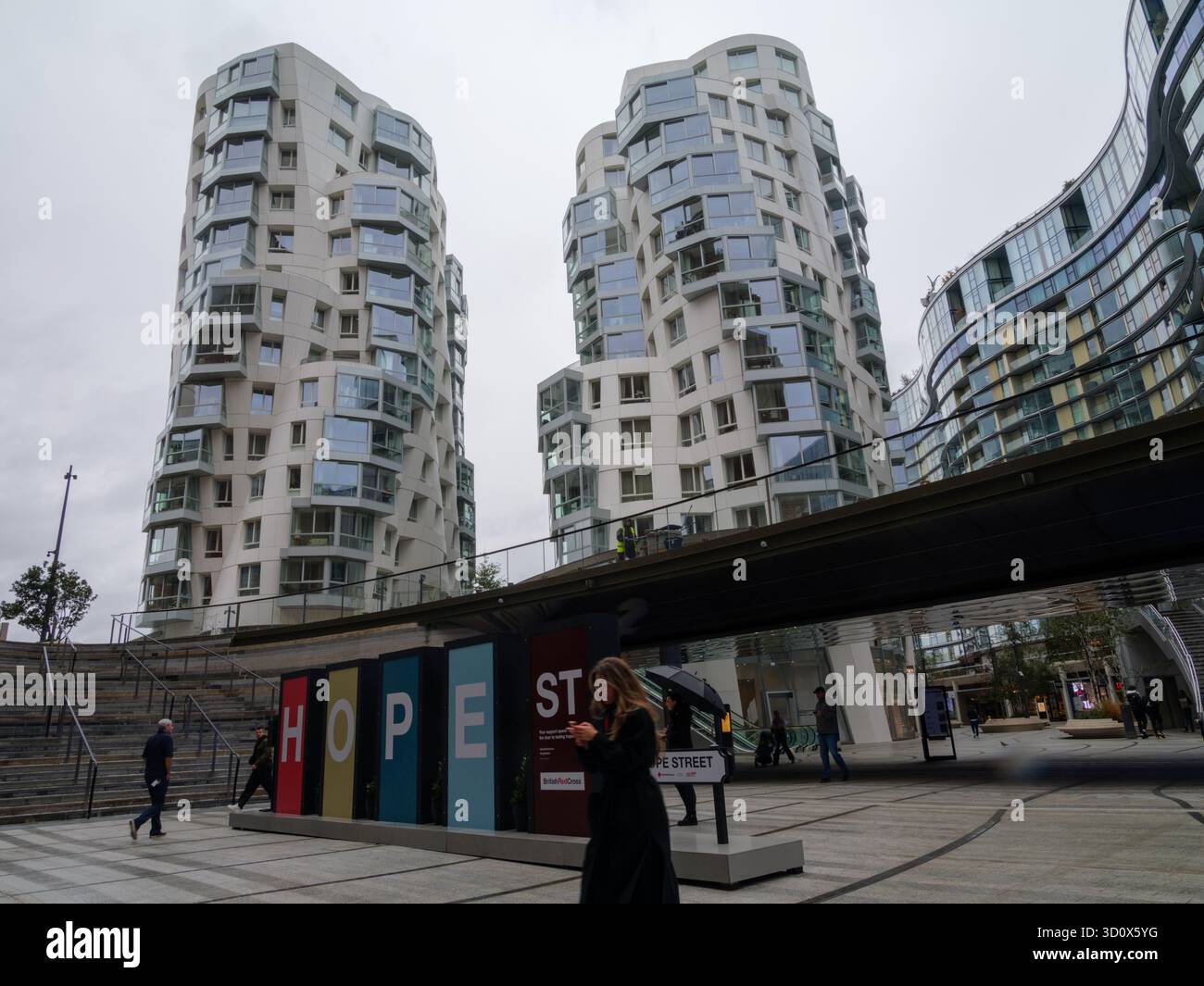 Fußgängerweg vor den von Gehry entworfenen Hochhauswohnungen im Prospect Place Battersea London UK Stockfoto