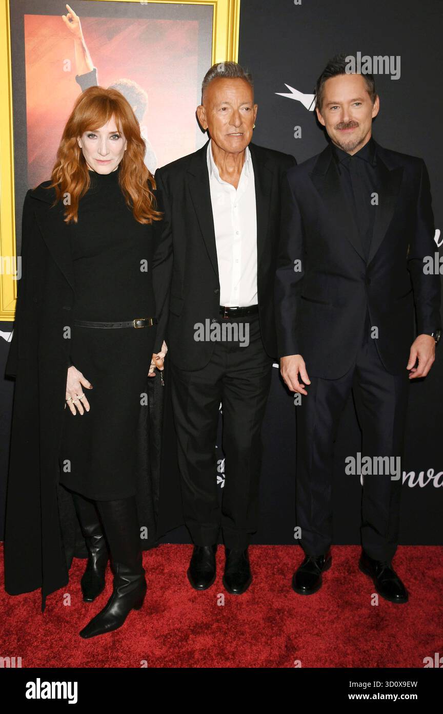 Patti Scialfa, Bruce Springsteen und Scott Cooper bei der Festivaleröffnung mit der Premiere des Kinofilms 'Springsteen: Deliver me from Nowhere' auf dem 39. AFI fest 2025 im TCL Chinese Theatre. Los Angeles, 22.10.2025 Stockfoto