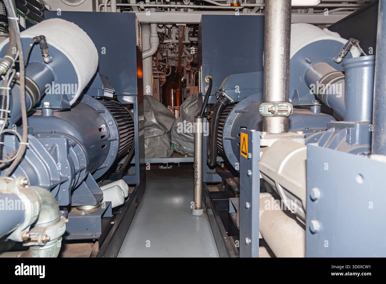 Der Maschinenraum eines Schiffes mit Elektromotoren und -Mechanismen Stockfoto