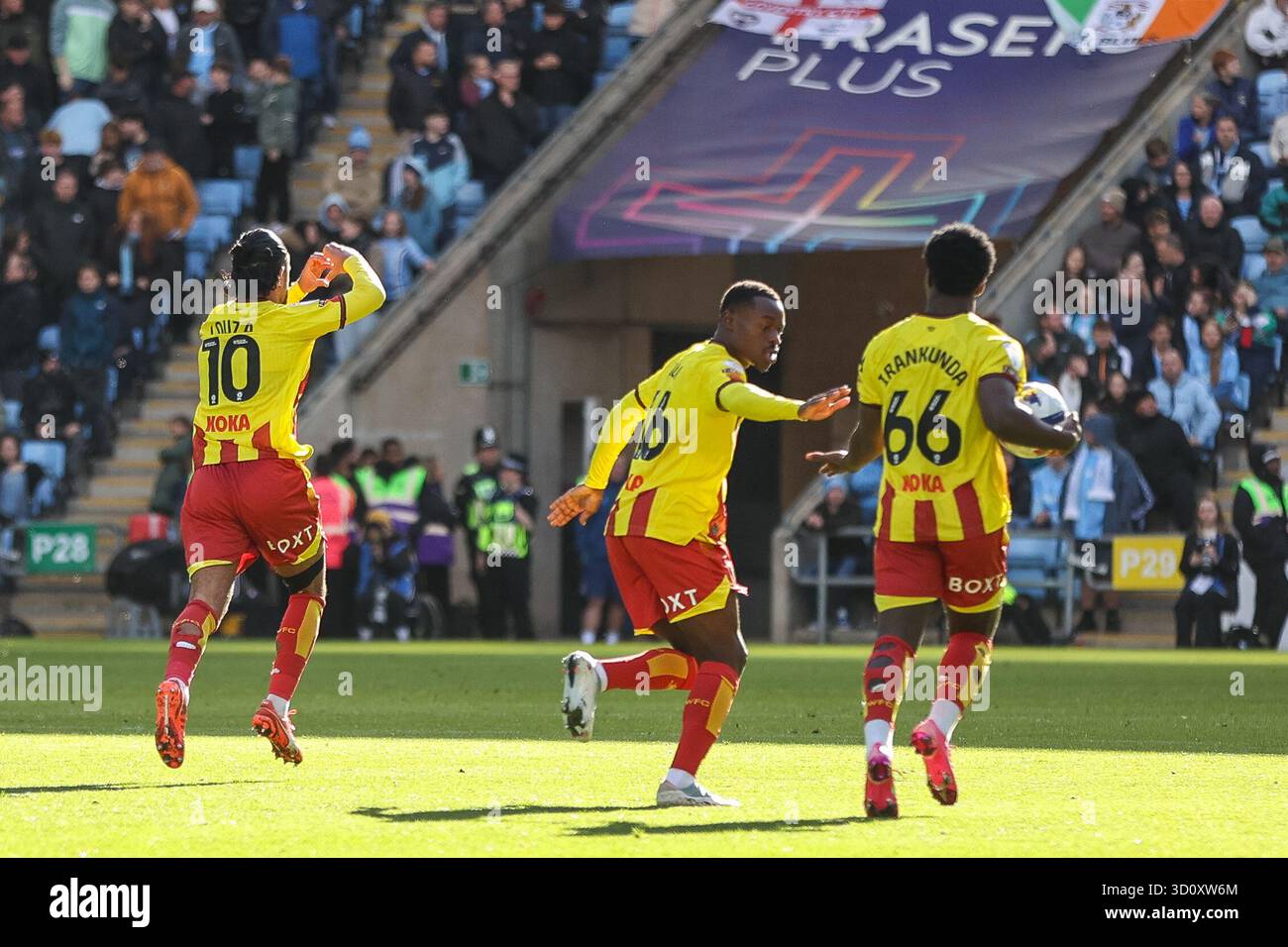 10. Imran Louza vom Watford FC beweist seine Anerkennung für die Fans, als er am Samstag, den 25. Oktober 2025, in der Coventry Building Society Arena in Coventry das Elfmeterschießen während des Sky Bet Championship-Spiels zwischen Coventry City und Watford feiert. (Foto: Stuart Leggett | MI News) Credit: MI News & Sport /Alamy Live News Stockfoto