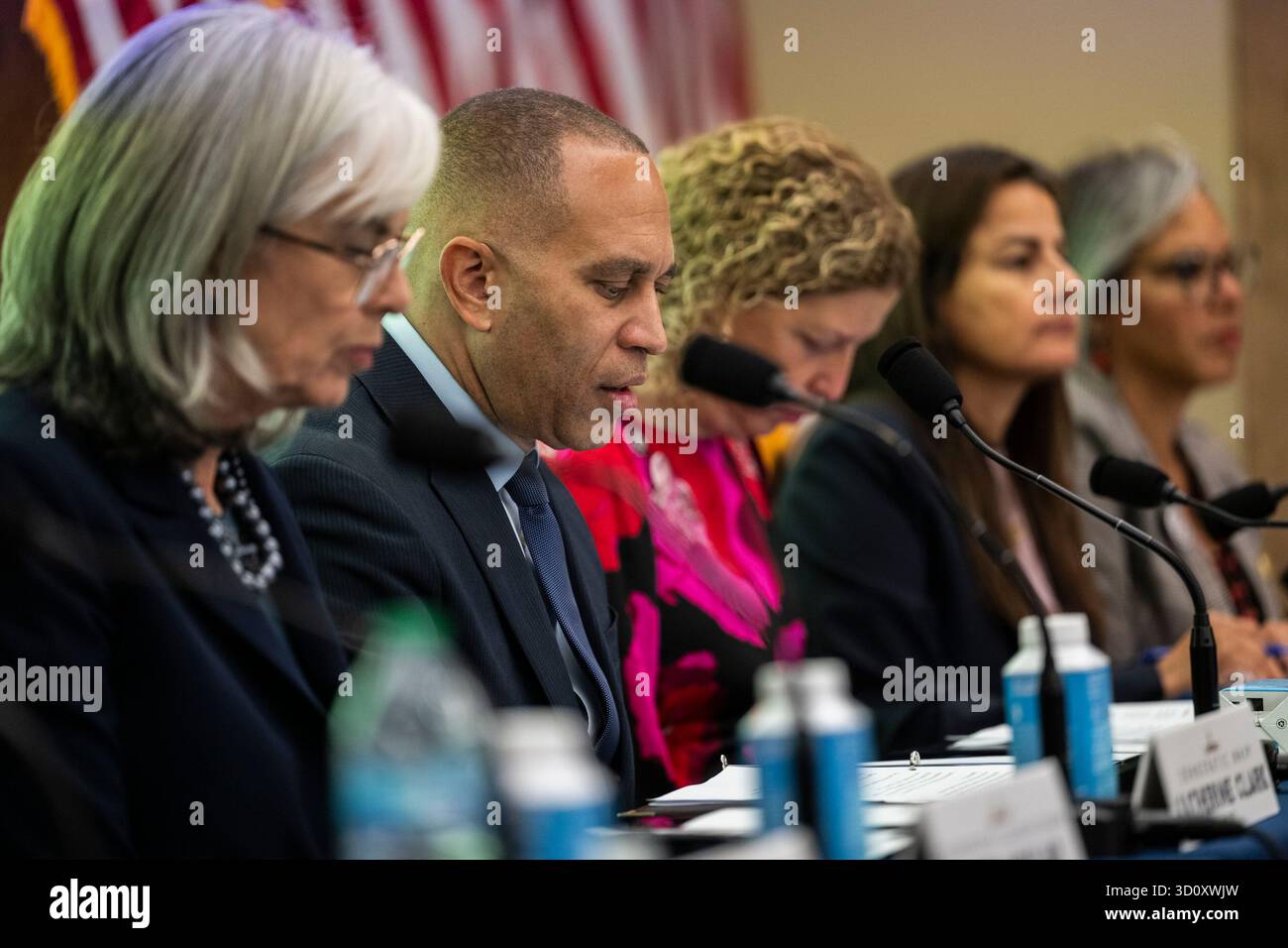 Washington, DC, 22. Oktober 2025. Demokratische Führung, Lenkung und politischer Ausschuss veranstalten am Montag, den 22. Oktober, im Kapitol in Washington, DC, eine Anhörung zu den Auswirkungen der republikanischen Abschaltung. 2025. Vermerk: Mattie Neretin/CNP/dpa/Alamy Live News Stockfoto