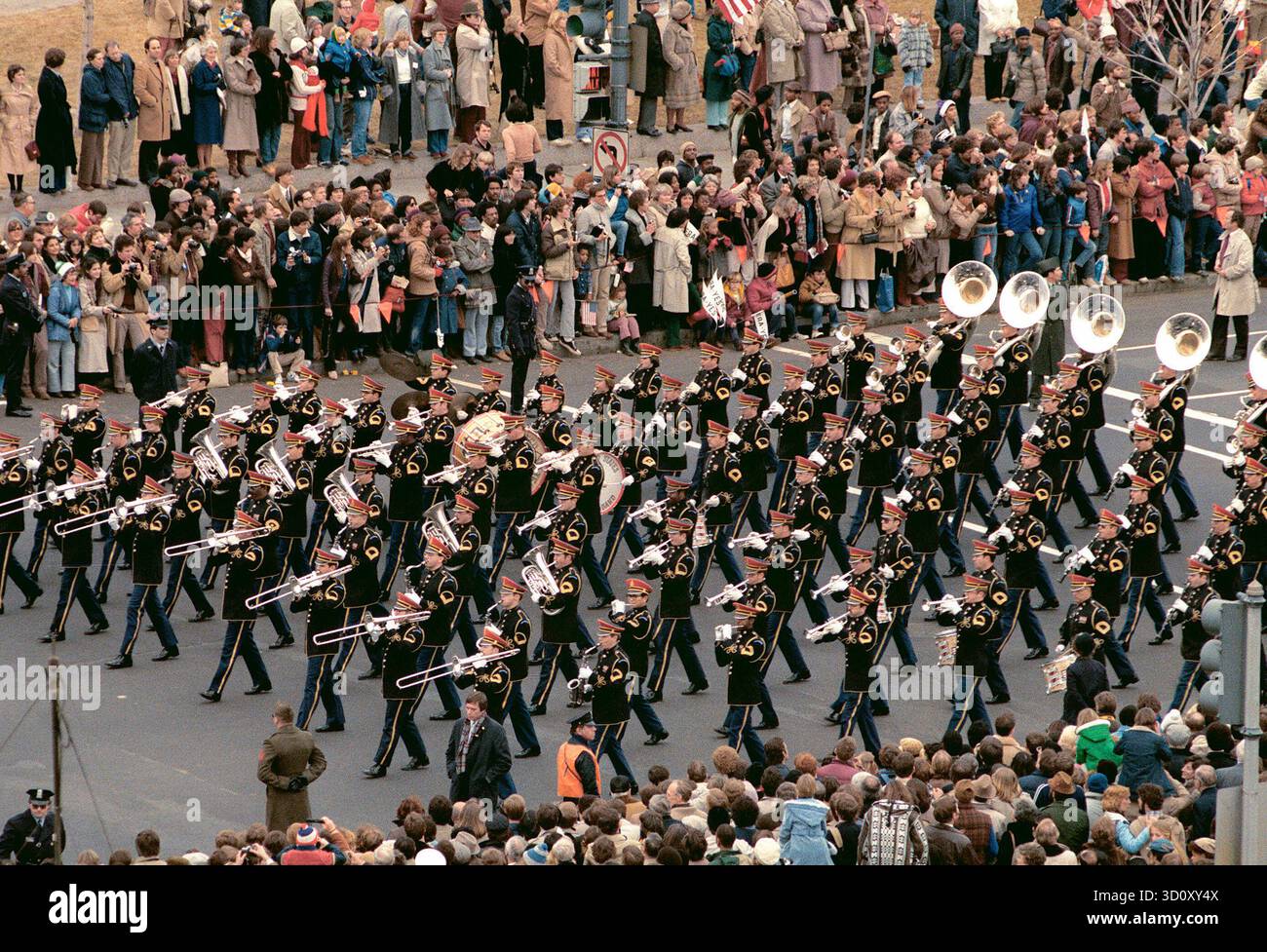 Die US Army Band marschiert 1981 auf der Pennsylvania Avenue, nachdem der 40. Präsident der Vereinigten Staaten, Ronald W. Reagan, vereidigt wurde Stockfoto