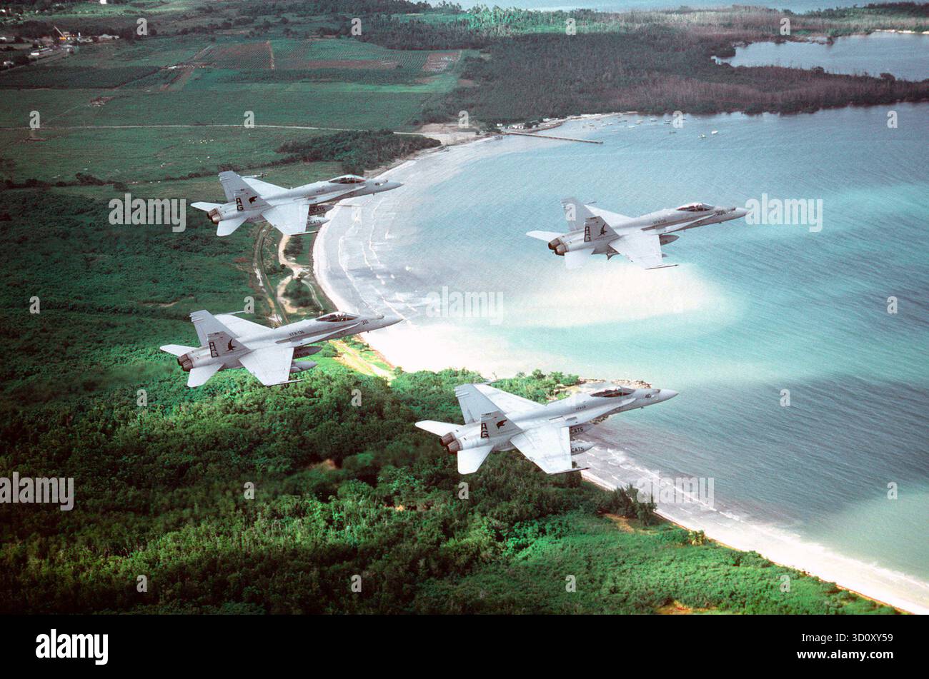 F/A-18C Hornet Flugzeuge der Strike Fighter Squadron 131 (VFA-131) und Strike Fighter Squadorn 136 (VFA-136) fliegen in Formation nahe der Marinestation Roosevelt Roads, 1992 Stockfoto