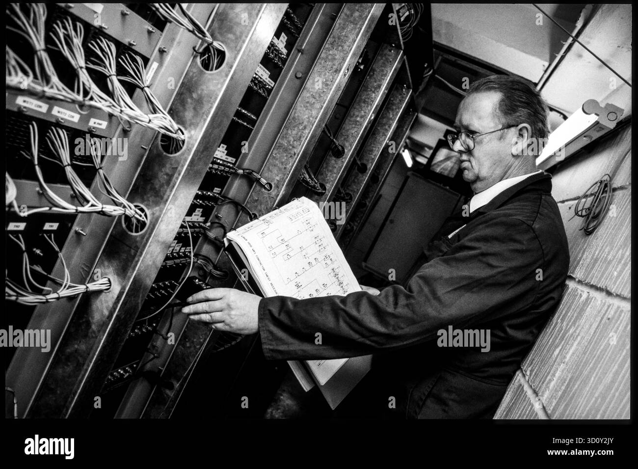 Der Ingenieur von Royal Mail arbeitet in der U-Bahn Mount Pleasant, einem Teil des versteckten Londoner Postnetzes. Stockfoto
