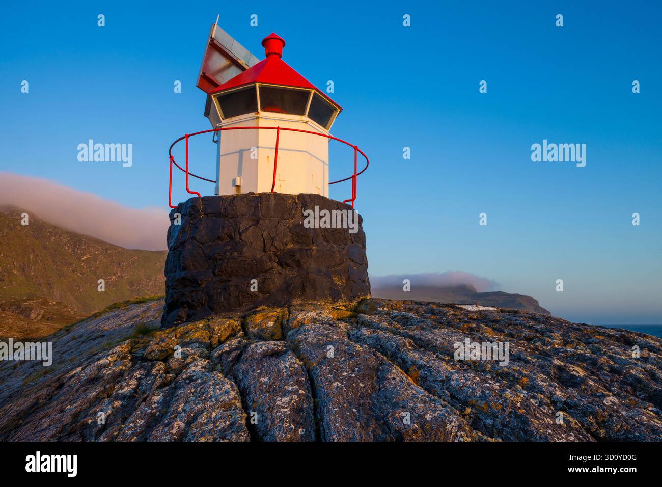 Leuchtturm im Frühsommermorgen Sonnenlicht auf der nordöstlichen Seite der Insel Runde, Herøy kommune, Møre og Romsdal, Norwegen. Stockfoto