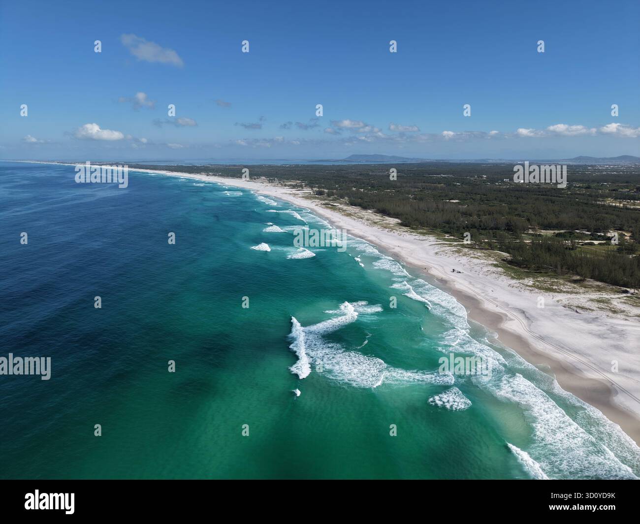 Drohnenbild des Praia Grande Beach in Arraial do Cabo, Brasilien – kristallklares Wasser und weite Küste. Stockfoto
