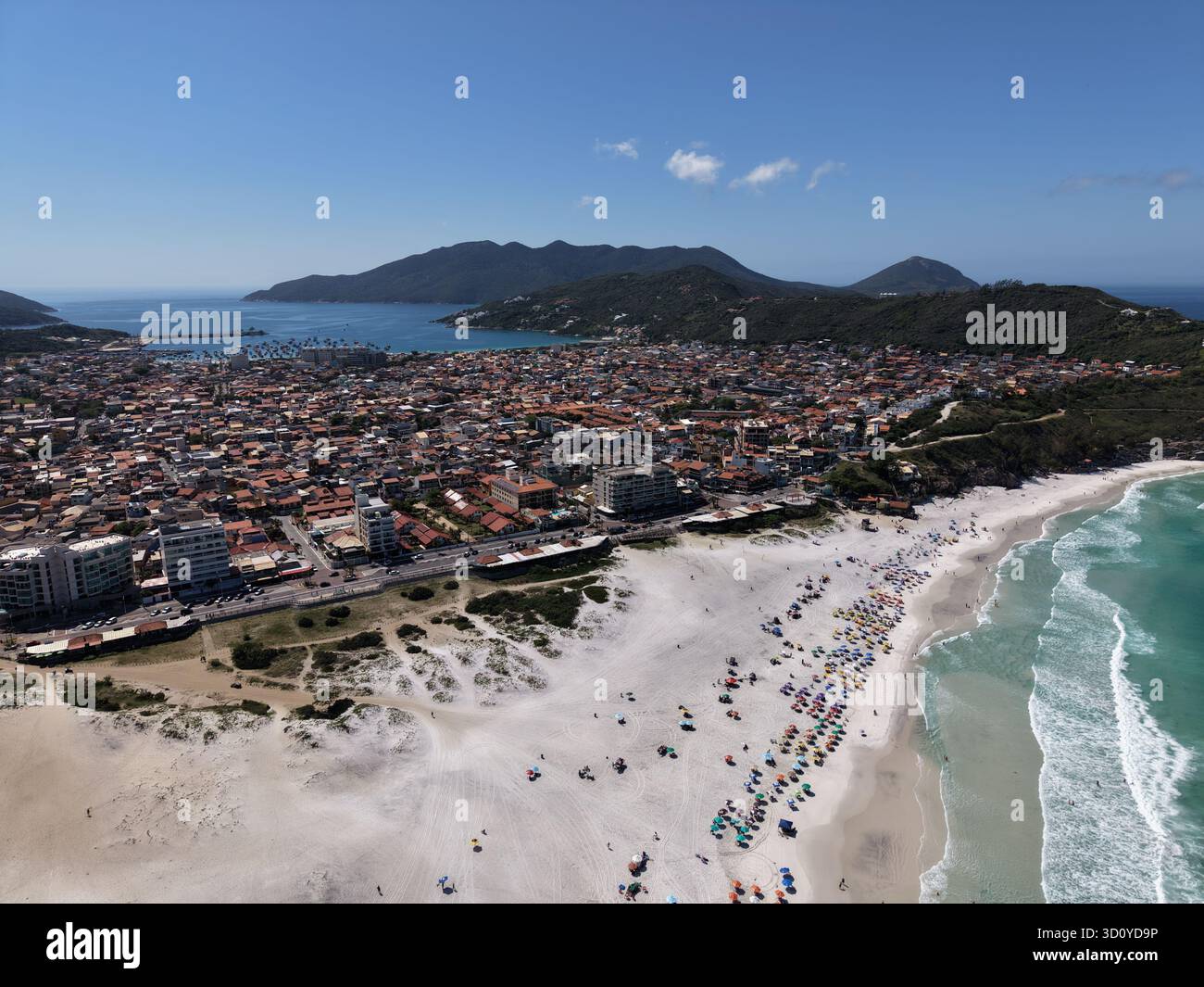 Aus der Vogelperspektive auf die tropische Küste und das tiefblaue Wasser von Praia Grande, Arraial do Cabo, Brasilien. Legenda (PT): Stockfoto