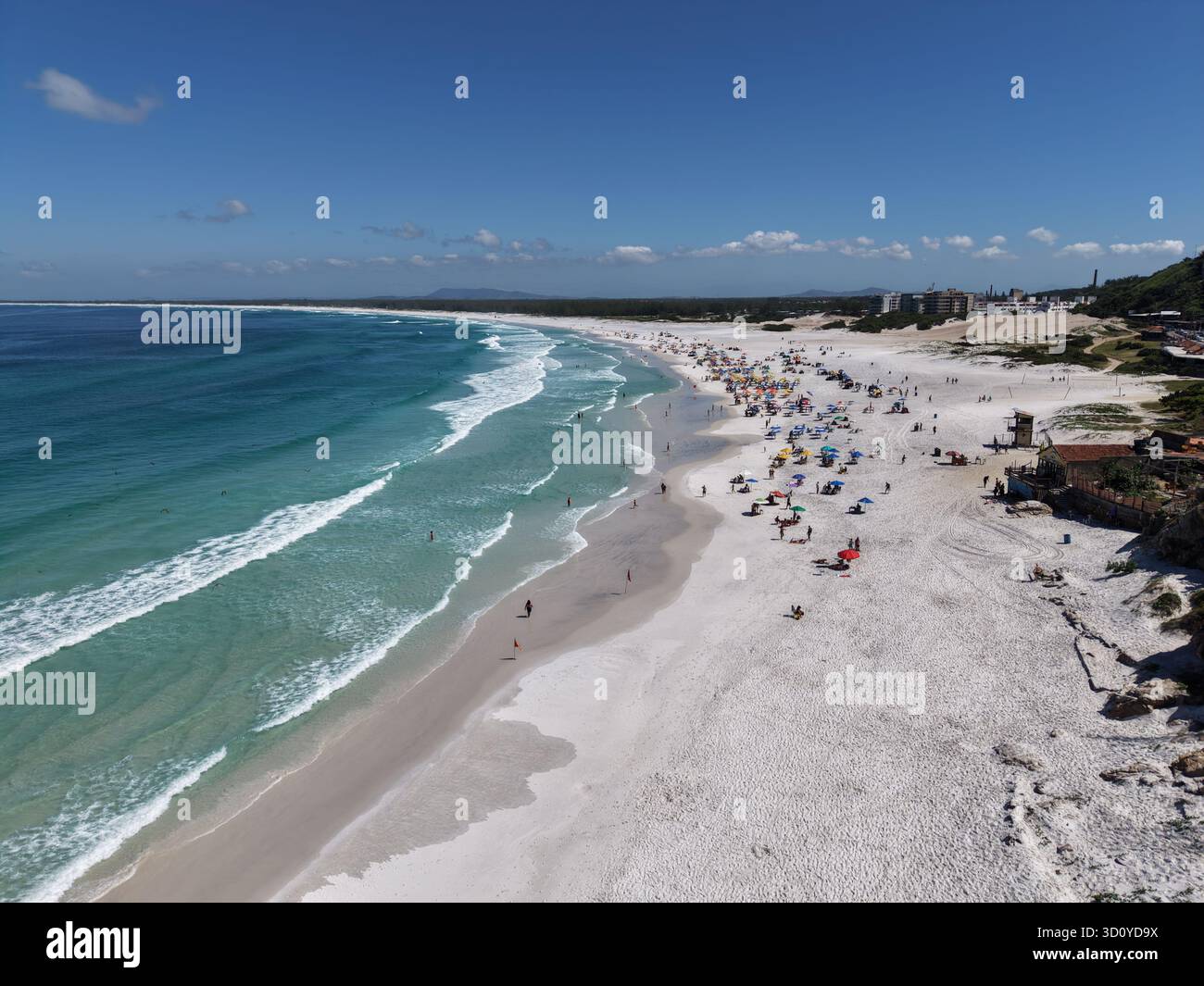 Aus der Vogelperspektive auf Praia Grande Beach, Arraial do Cabo, Rio de Janeiro, Brasilien, langen weißen Sand und türkisfarbenes Meer. Stockfoto