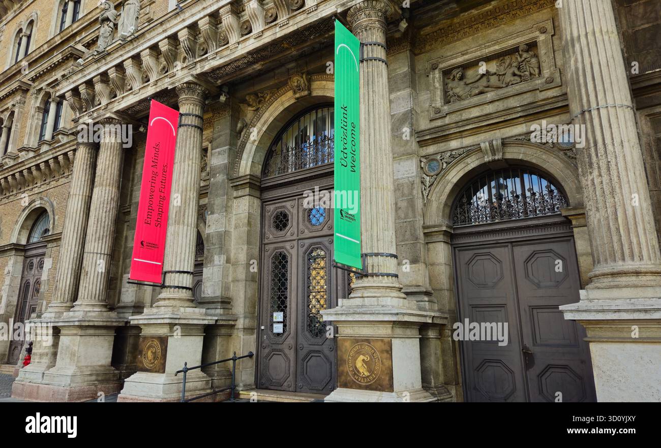 Der von Miklós Ybl entworfene Eingang aus der Neorenaissance am Fővám tér der Corvinus-Universität Budapest in Budapest, Ungarn Stockfoto