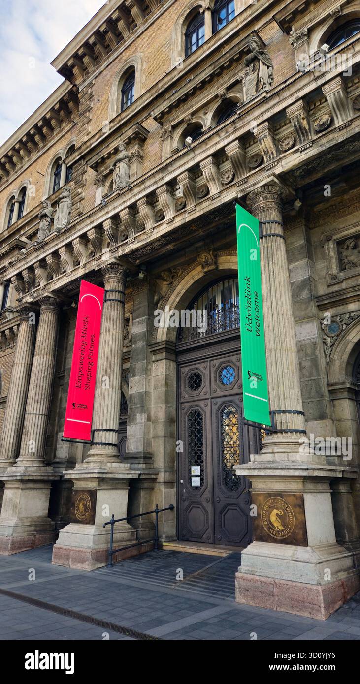 Der von Miklós Ybl entworfene Eingang aus der Neorenaissance am Fővám tér der Corvinus-Universität Budapest in Budapest, Ungarn Stockfoto