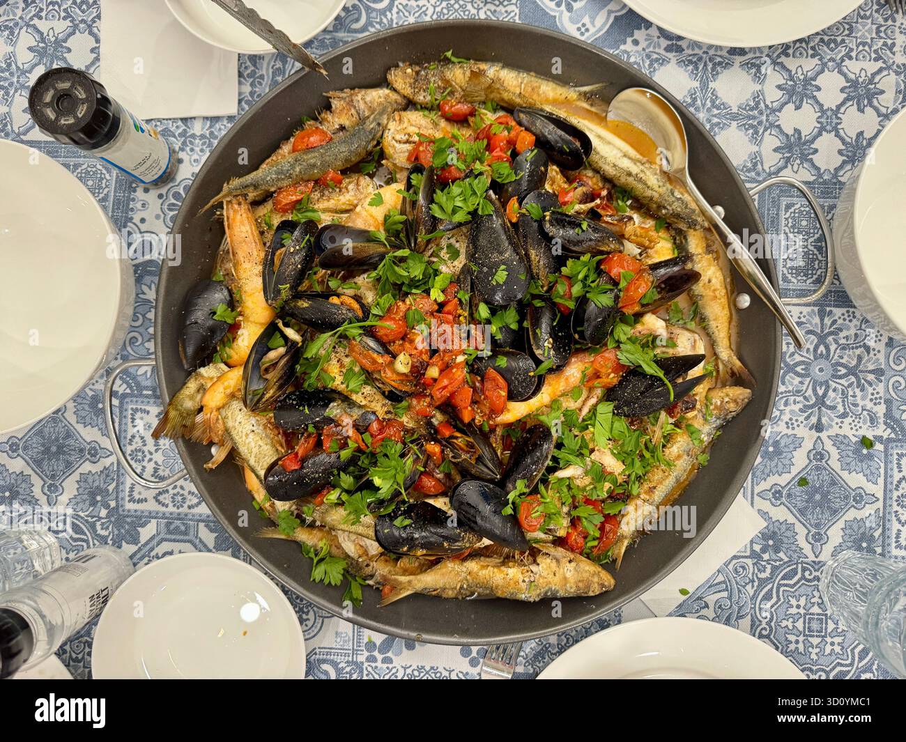 Meeresfrüchte-Platte mit Garnelen, Sardinen, Wittling, Muscheln und anderen kleinen Fischen. Stockfoto