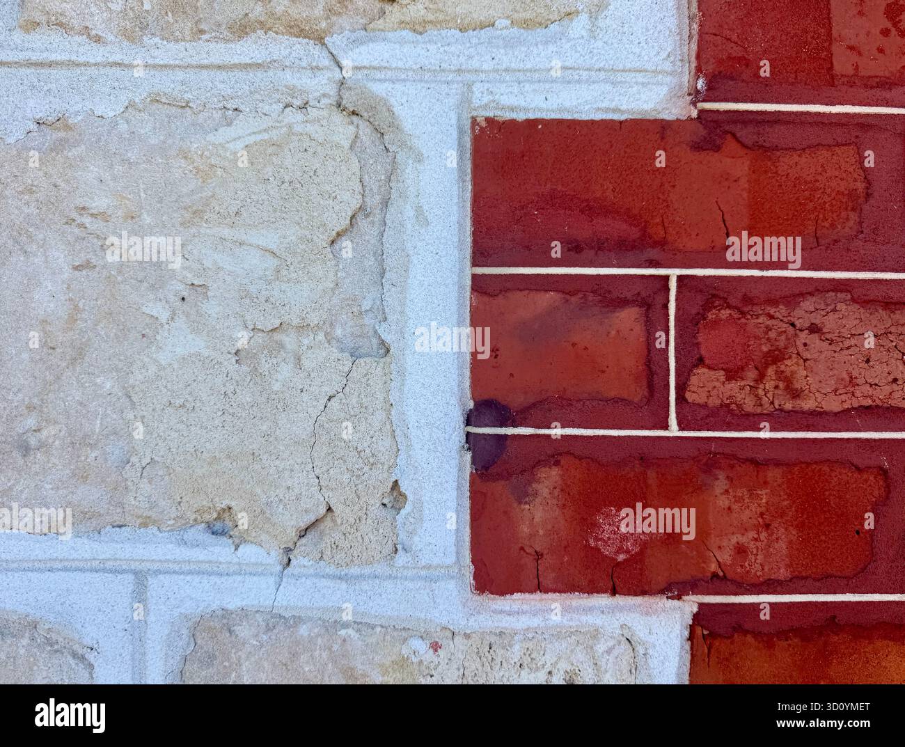 Kalkstein und rote Ziegelmauer mit Verdeckungen - Smartphone-aufgenommenes Stockfoto