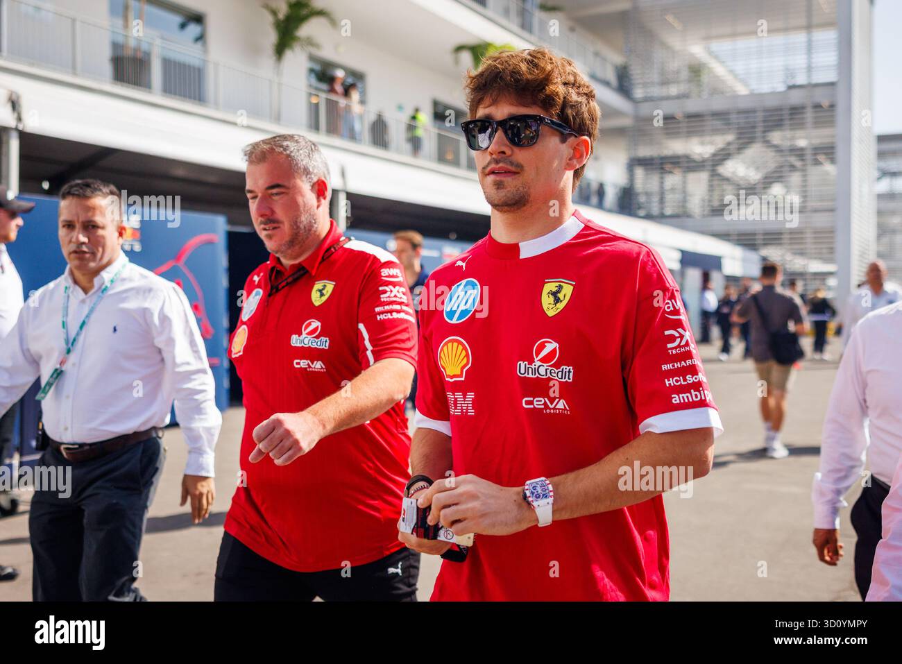 Cdmx, Mexiko. Oktober 2025. Charles Leclerc von Monaco und Scuderia Ferrari HP laufen vor dem Free Practice 1 vor dem Formel-1-Grand Prix in Mexiko-Stadt am 24. Oktober 2025 im Autódromo Hermanos Rodríguez durch das Fahrerlager. (Foto: Ben Adams/SIPA USA) Credit: SIPA USA/Alamy Live News Stockfoto