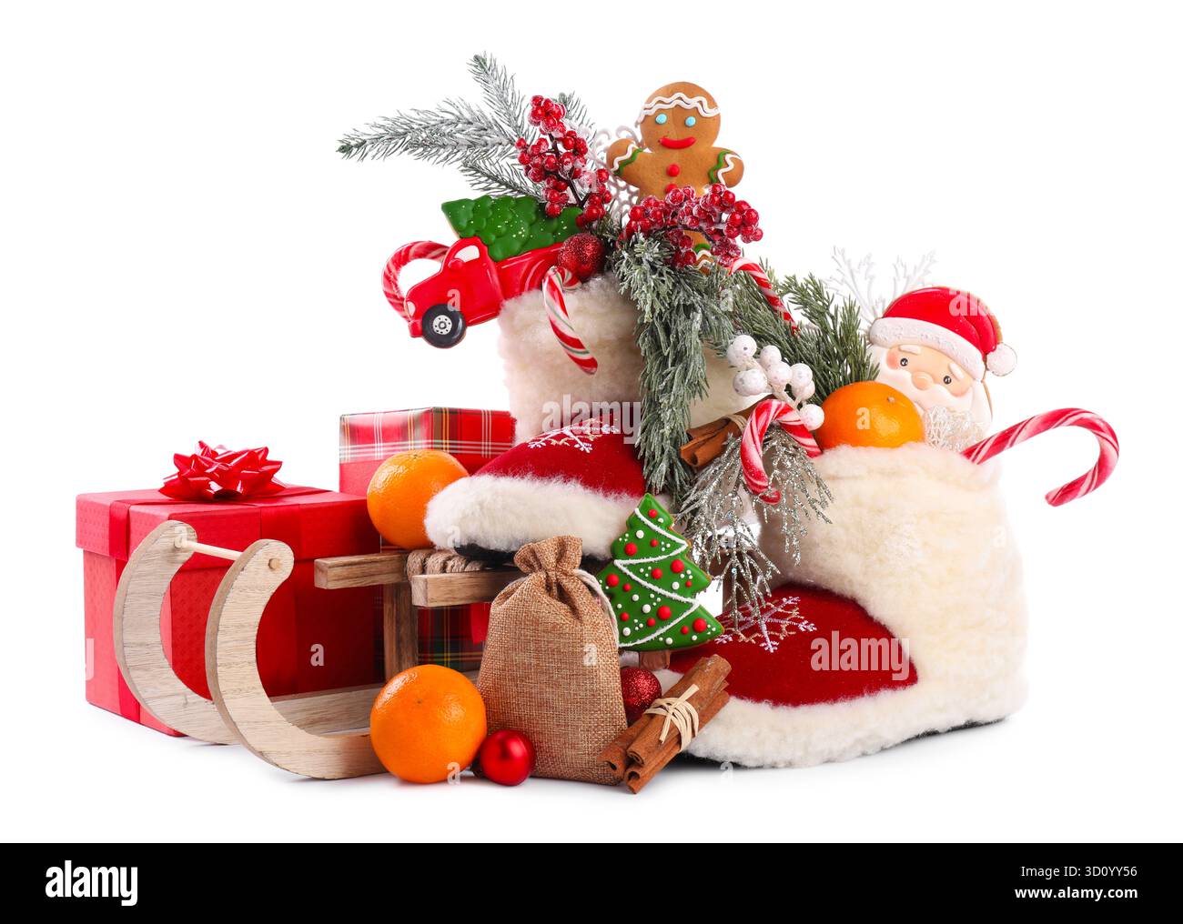 St. Nikolaus Tag. Schlitten und Stiefel mit Leckereien isoliert auf weiß Stockfoto