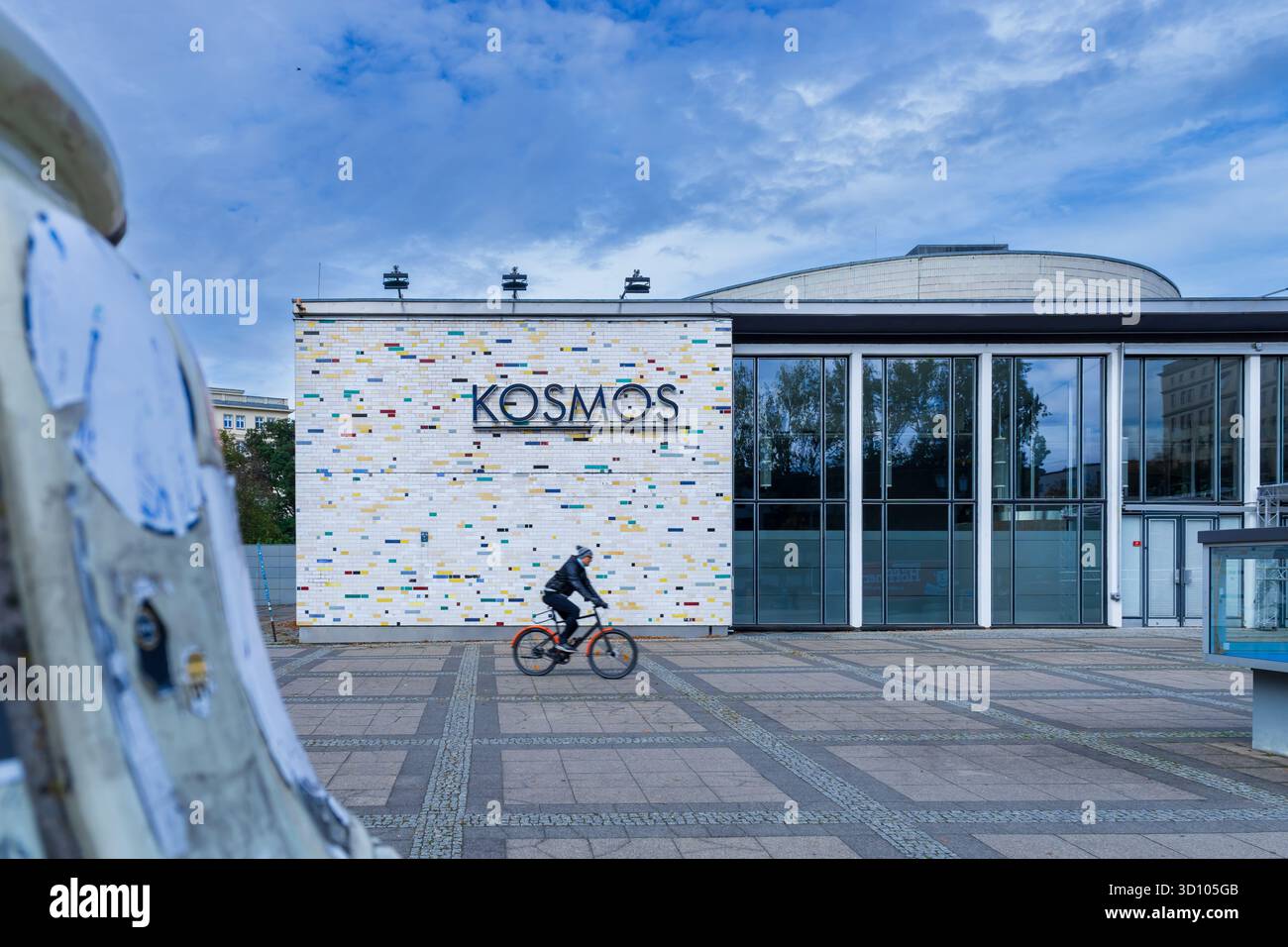 Radfahrer vorbei am alten Kosmos-Gebäude in Berlin, heute eine Eventlocation mit Retro-Flair. Stockfoto